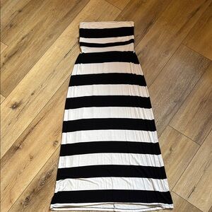 Unbranded black and White Striped Maxi Dress
Fits like a medium/large